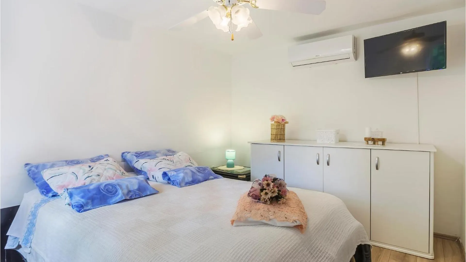 2 Bedroom Cozy Home In Kostrcani